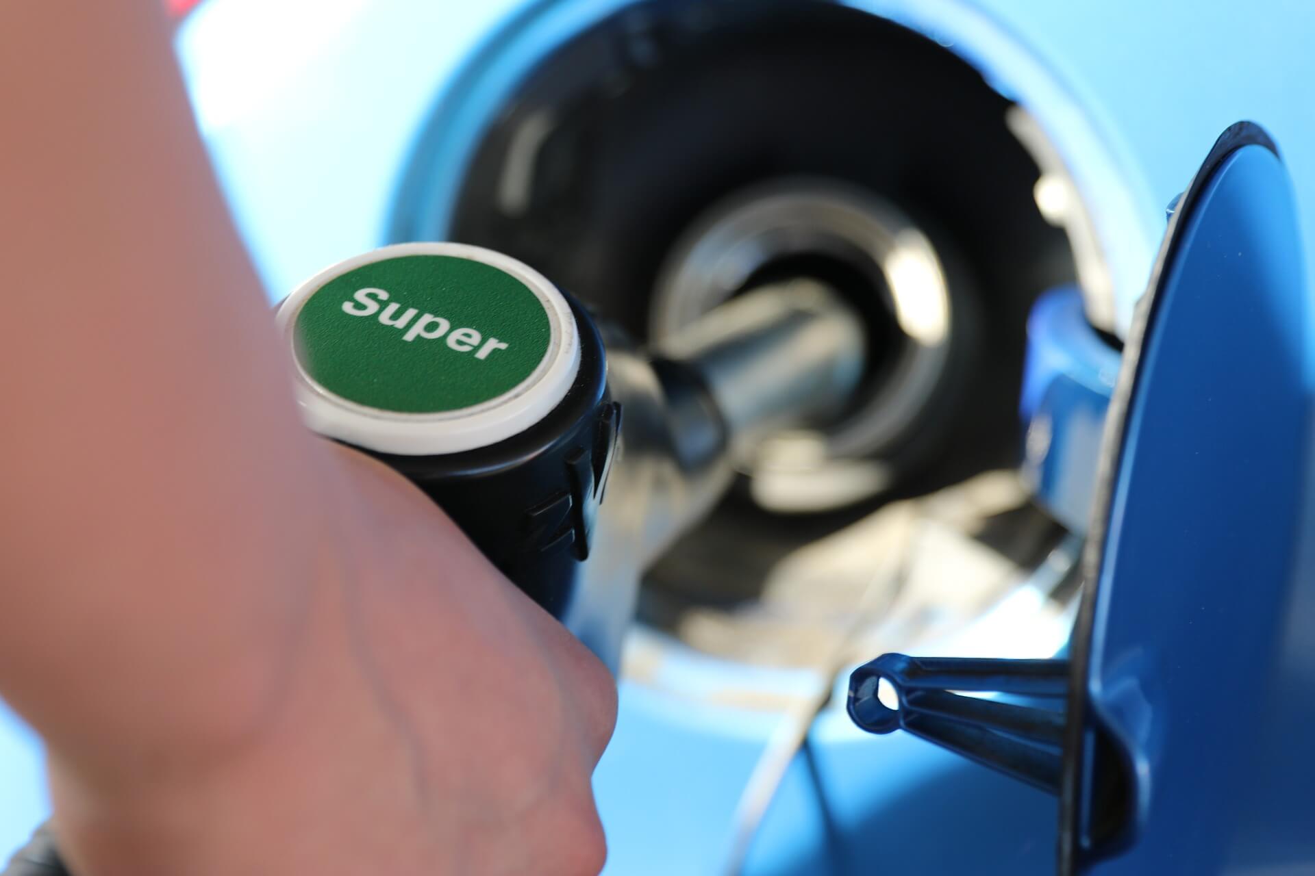 Os carros mais econômicos com gasolina na estrada em 2016