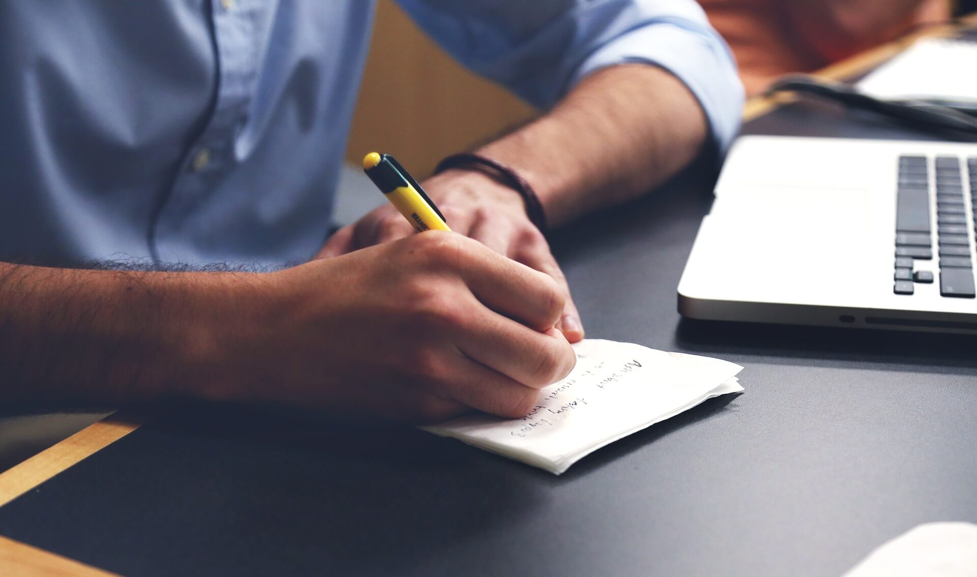 Quer trabalhar no exterior? Veja as principais dicas e cuidados