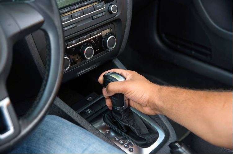 Como dirigir carro automático: aprenda o passo a passo
